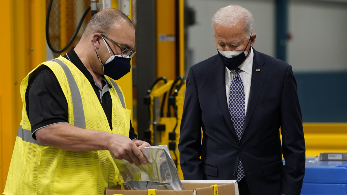 Joe Biden amerikai elnök látogatást tesz az amerikai Pfizer gyógyszeripari vállalat gyárában a Michigan állambeli Portage városban 2021. február 19-én.