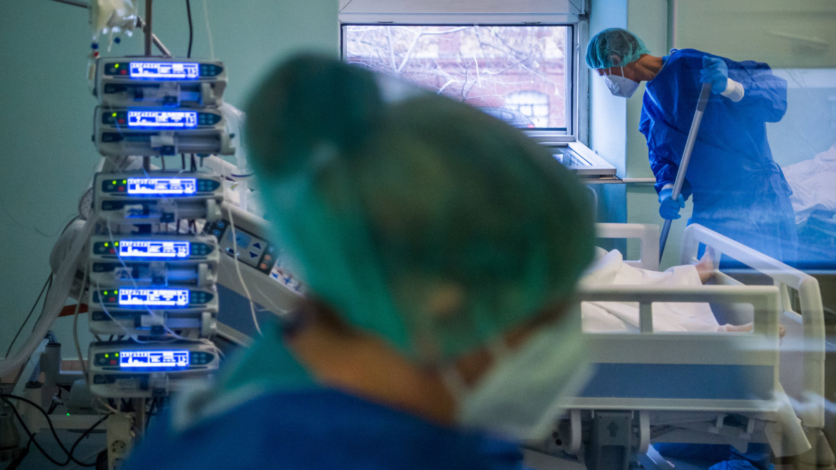 Védőfelszerelést viselő ápolók a koronavírussal fertőzött betegek fogadására kialakított intenzív osztályon a Szent László Kórházban 2020. december 8-án.