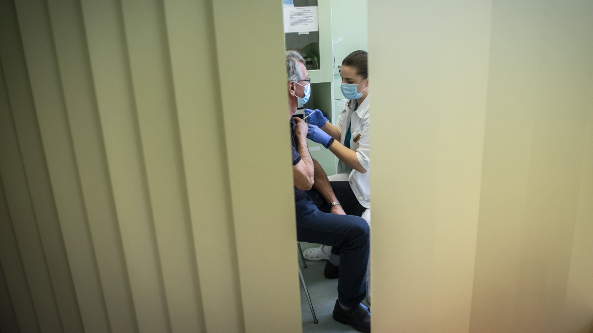 Lázár Enikő beadja az orosz fejlesztésű Szputnyik V koronavírus elleni oltóanyagot (hivatalos nevén Gam-COVID-Vac) egy páciensnek a Bács-Kiskun Megyei Oktatókórházban, Kecskeméten 2021. február 19-én.