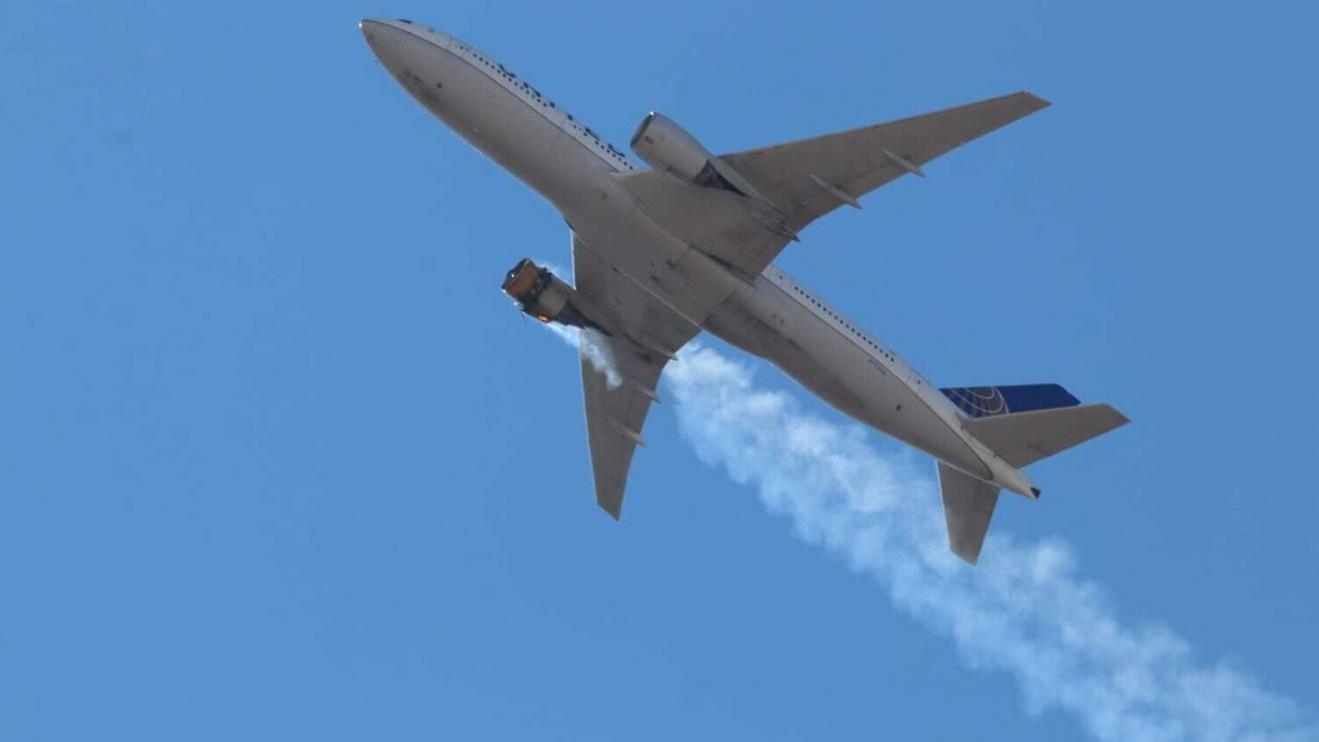 Füstöl a Boeing 777-200 típusú repülőgép felrobbant hajtóműve