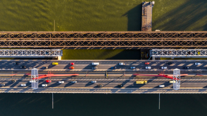 Lenyűgöző látvány, ahogy a helyére kerül a Déli összekötő vasúti híd utolsó eleme – fotók