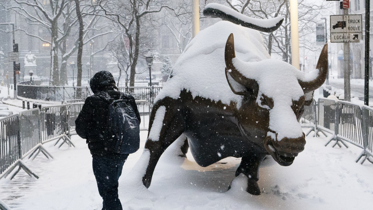 Vastag hó lepi a New York-i Wall Street híres Támadó bika nevű bronzszobrát 2021. február 1-jén. Az Egyesült Államok keleti államaiban hóviharok tombolnak.