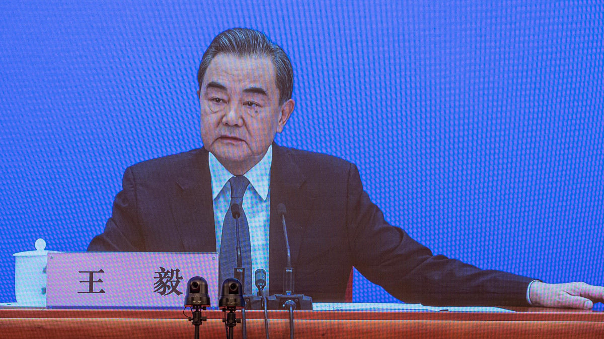Vang Ji kínai külügyminiszter sajtótájékoztatója egy kivetítőn a kínai Országos Népi Gyűlés (parlament) idei éves ülésszakán Pekingben 2020. május 24-én.