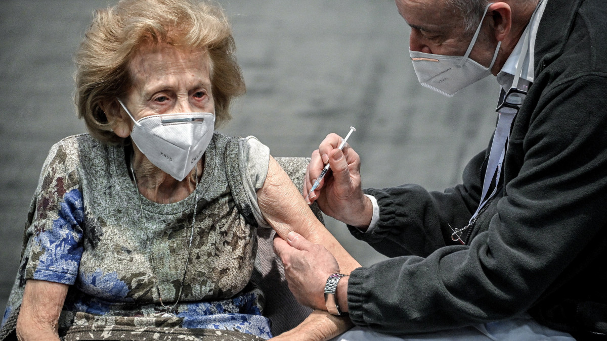 A 105 éves Elisabeth Steubesand megkapja a koronavírus elleni védőoltást a kölni KölnMesse kiállítási központban kialakított oltóközpontban 2021. február 8-án.