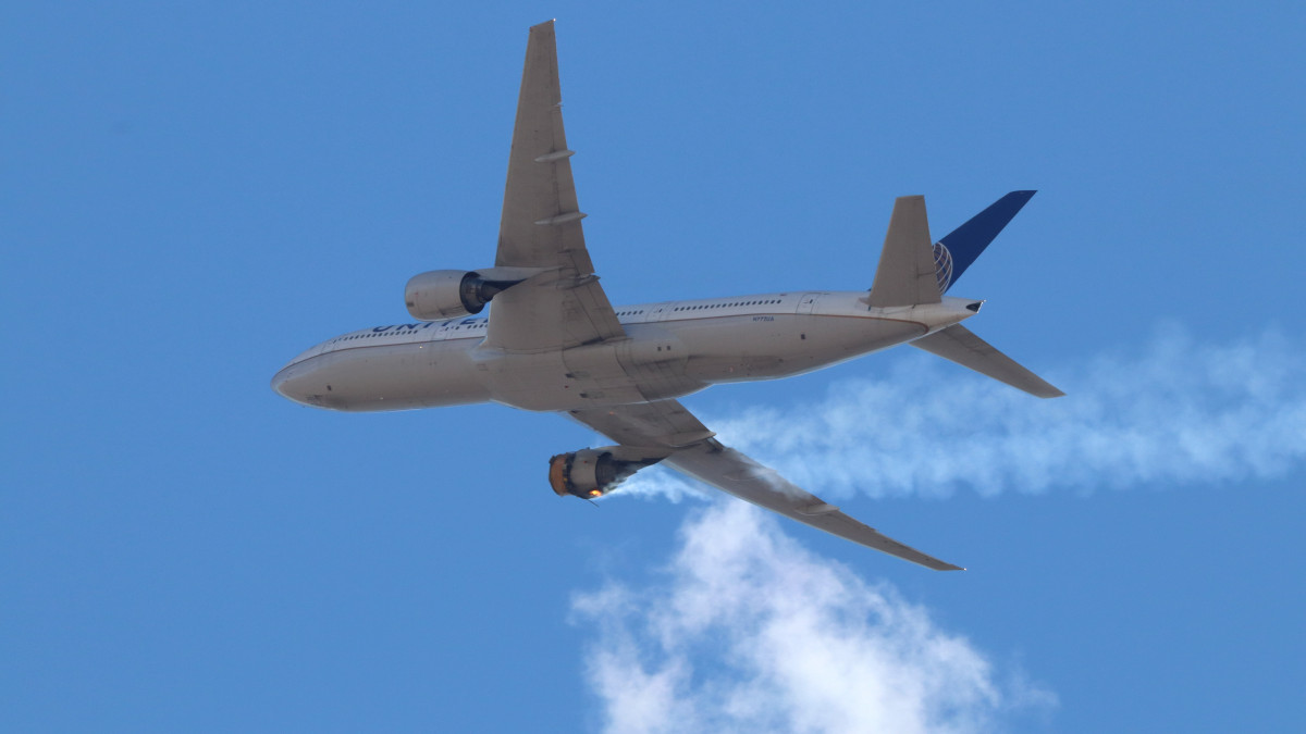 A speedbird5280 felhasználónevű Hayden Smith Instagram-oldalán közreadott kép a United Airlines amerikai légitársaság 328-as járatáról, egy Boeing 777-200-as utasszállító gépről, amelynek lángol a meghibásodott hajtóműve Denver felett 2021. február 20-án. A hajtómű hat perccel a felszállás után szétrobbant, roncsai Broomfield elővárosra hullottak. A pilóták visszafordultak a denveri nemzetközi repülőtérre, ahol kényszerleszállást végrehajtva, biztonságban letették a gépet. A gépen utazó 241 ember sértetlenül megúszta a balesetet.