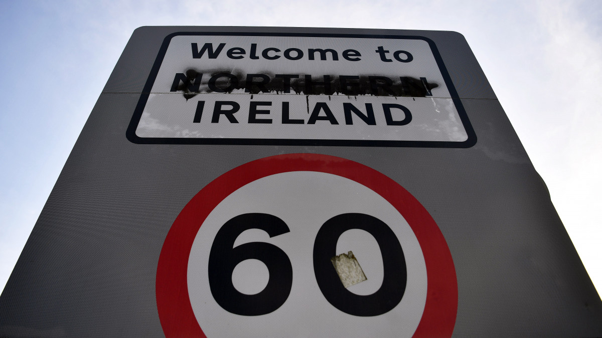 Az Írországból Észak-Írországba belépőket köszöntő táblán átfestett észak szó Londonderry közelében 2019. március 1-jén.