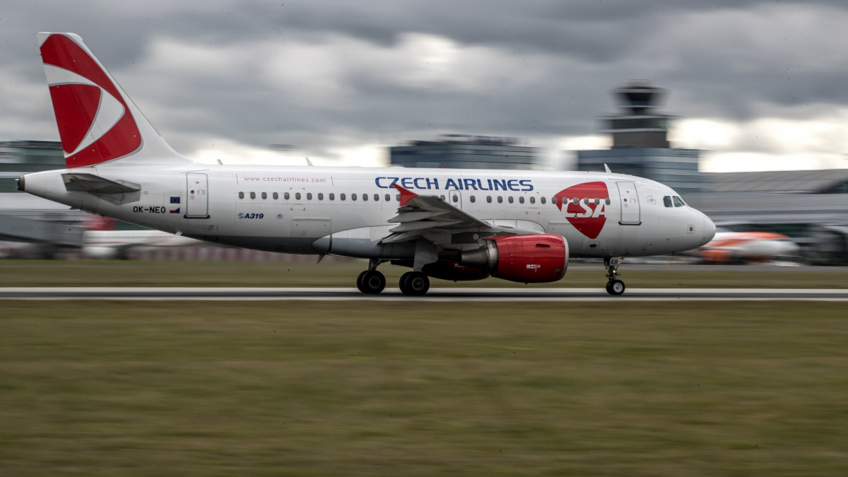 Prága, 2017. október 6.A CSA cseh légitársaság Airbus A319-es gépe a Václav Havel Prágai Repülőtéren 2017. október 6-án. A Travel Service cseh légitársaság bejelentette, hogy a Korean Airlines részvényeinek megvásárlásával többségi részesedést szerzett a CSA-ban. (MTI/EPA/Martin Divisek)