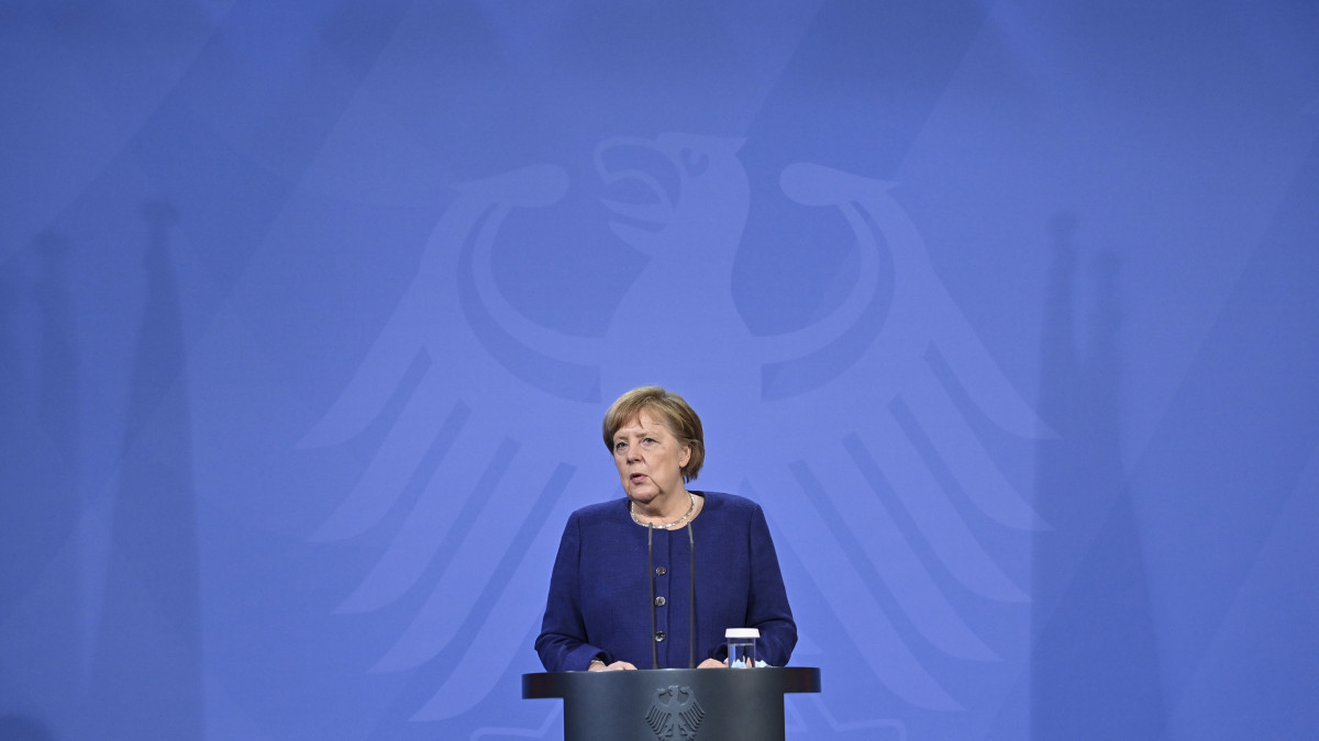 Angela Merkel német kancellár sajtótájékoztatót tart az európai uniós tagországok vezetőivel videokonferencia keretében tartott kétnapos tanácskozásának első napját követően Berlinben 2021. február 25-én. Az értekezlet fő témája a koronavírus-járvány elleni fellépés.