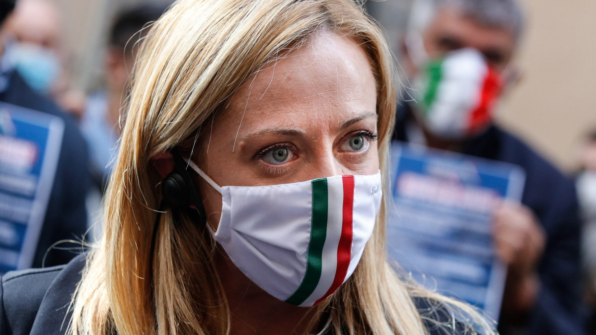Giorgia Meloni, az ellenzéki jobboldali Olasz Testvérek (FdI) párt vezetője csatlakozik a tüntetőkhöz, akik a koronavírus-járvány miatt a kormány által bevezetett korlátozó intézkedések ellen tiltakoznak Rómában 2020. október 29-én.