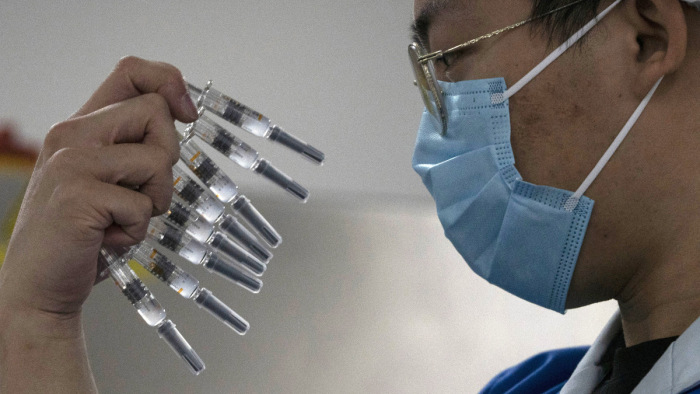 Kínában 65 millió vakcinát beadtak, de vizsgálódnak a tömeges oltás előtt