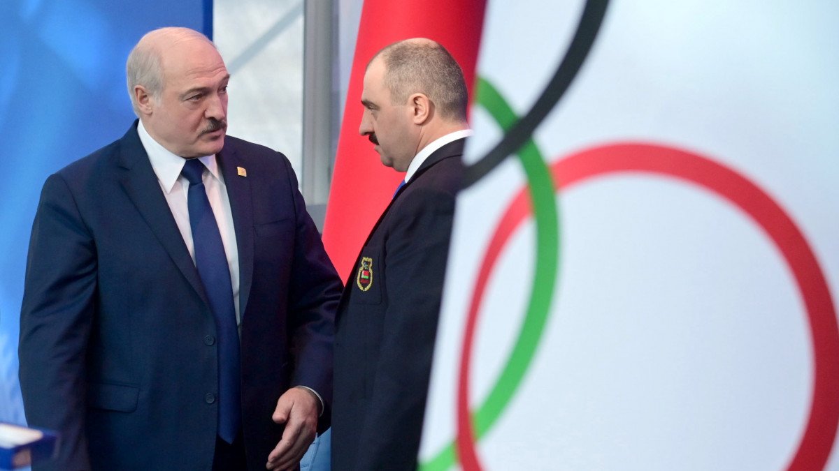 Aljakszandr Lukasenka fehérorosz elnök (b) beszél legidősebb fiával, Viktarral, miután megválasztották őt a Fehérorosz Olimpiai Bizottság új elnökévé Minszkben 2021. február 26-án. A minszki közgyűlésen a küldöttek a két Lukasenka közül választhattak. Az államfői posztot is betöltő idősebbik Lukasenka 1997 óta volt a helyi ötkarikás testület vezetője is, míg fia az első alelnök tisztét látta el 2019 óta. A minszki választás előtt, még decemberben a Nemzetközi Olimpiai Bizottság (NOB) szankciókat vezetett be Lukasenkáék ellen, mindkettőjüket eltiltva a tokiói olimpiától, mivel a NOB szerint a jelenlegi vezetés nem védte meg kellőképpen a fehérorosz sportolókat a politikai diszkriminációtól.