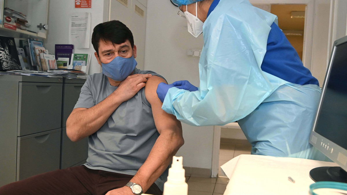 Áder János köztársasági elnök megkapja a kínai Sinopharm koronavírus elleni vakcinájának első oltását a II. kerületi Önkormányzat Egészségügyi Szolgálatának Lotz Károly utcai háziorvosi rendelőjében 2021. február 26-án.