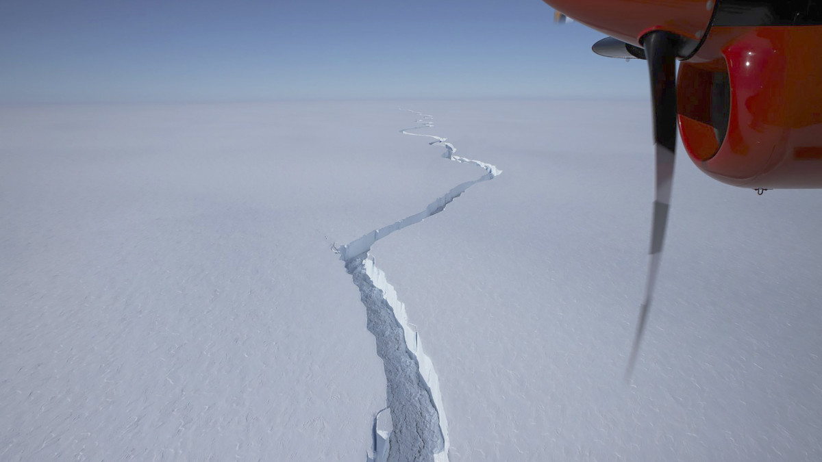 A brit antarktiszi kutatóprogram (BAS) által 2021. február 26-án közreadott léig felvétel egy hatalmas repedésről az Antarktisz Brunt-selfjegén január 12-én. A leszakadt jéghegy mintegy 1270 négyzetkilométernyi, akkora, mint London területe az elővárosaival együtt. Az elmúlt öt évben három nagy repedés alakult ki a Brunt-selfjégrendszeren.