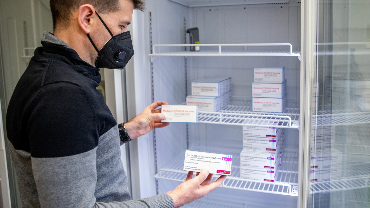 Deák Attila, a Békés Megyei Kormányhivatal közegészségügyi járványügyi szakügyintézője a Moderna és AstraZeneca koronavírus elleni vakcináit pakolja Békéscsabán, a megyei kormányhivatal épületében 2021. március 2-án.