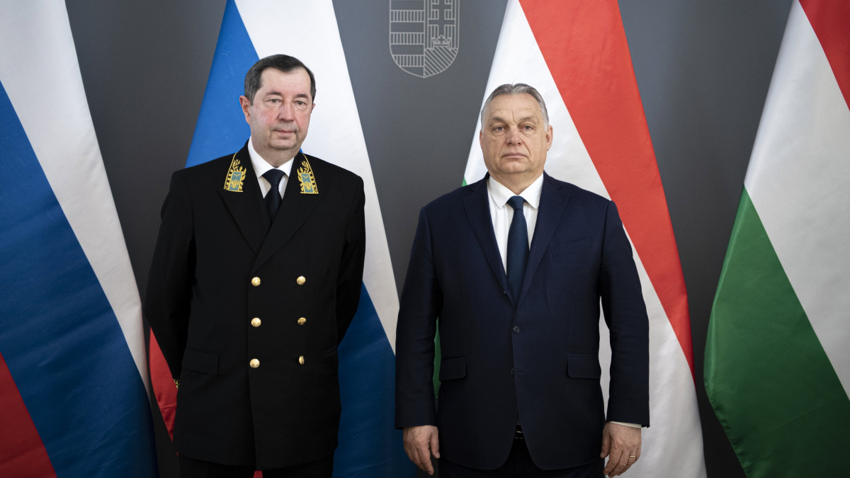 A Miniszterelnöki Sajtóiroda által közreadott képen Orbán Viktor kormányfő (j) fogadja Vlagyimir Szergejevet, Oroszország távozó magyarországi nagykövetét a Karmelita kolostorban 2021. március 2-án.