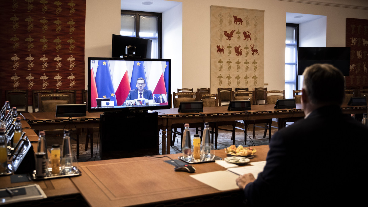 A Miniszterelnöki Sajtóiroda által közreadott képen Orbán Viktor miniszterelnök a visegrádi országok (V4) miniszterelnökeinek online egyeztetésén a Karmelita kolostorban 2021. február 25-én. A képernyőn Mateusz Morawiecki lengyel kormányfő látható. Az egyeztetés megelőzi a 27 uniós tagország állam- és kormányfőinek szintén videokonferencia formájában megszervezett kétnapos csúcstalálkozóját. 