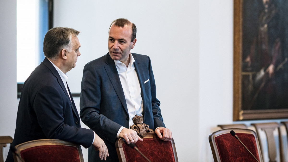 A Miniszterelnöki Sajtóiroda által közzétett képen Orbán Viktor miniszterelnök (b) Budapesten, a Karmelita kolostorban fogadta Manfred Webert, az Európai Néppárt frakcióvezetőjét 2019. március 12-én.