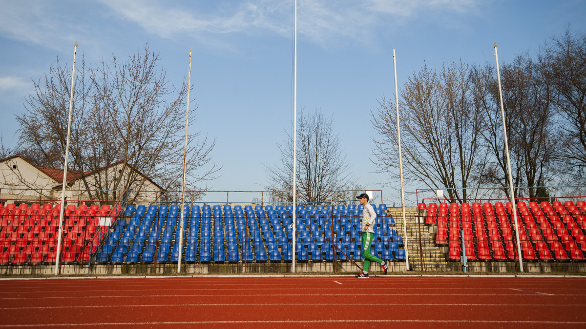 A 2016-os riói nyári olimpiára 20 kilométeres gyaloglás versenyszámban kvótát szerzett Helebrandt Máté edz a nyíregyházi városi stadionban 2016. február 17-én.