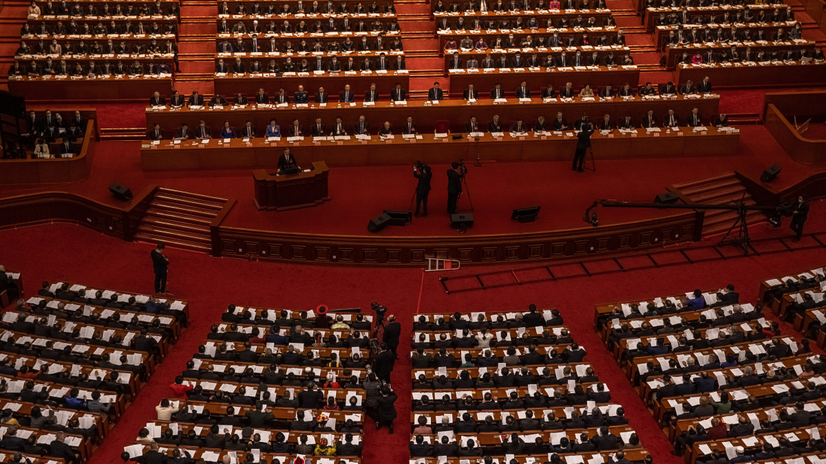 Hszi Csin-ping kínai elnök (k) a Kínai Népi Politikai Tanácskozó Testület (KNPTT) nyitóülésén a pekingi Nagy Népi Csarnokban 2021. március 4-én. A KNPTT a kínai parlament népfront jellegű tanácsadó testülete, amelynek ülésezése párhuzamosan halad a törvényhozás, az Országos Népi Gyűlés évenkénti ülésszakával.
