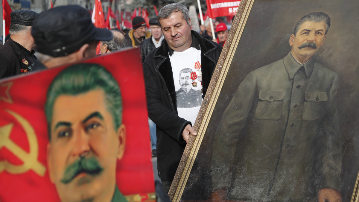 Georgiai kommunisták megemlékezést tartanak Joszif Visszarionovics Sztálin georgiai születésű szovjet diktátor születésének 140. évfordulója alkalmából a Tbiliszitől mintegy 80 kilométerre, nyugatra fekvő Goriban 2019. december 21-én.