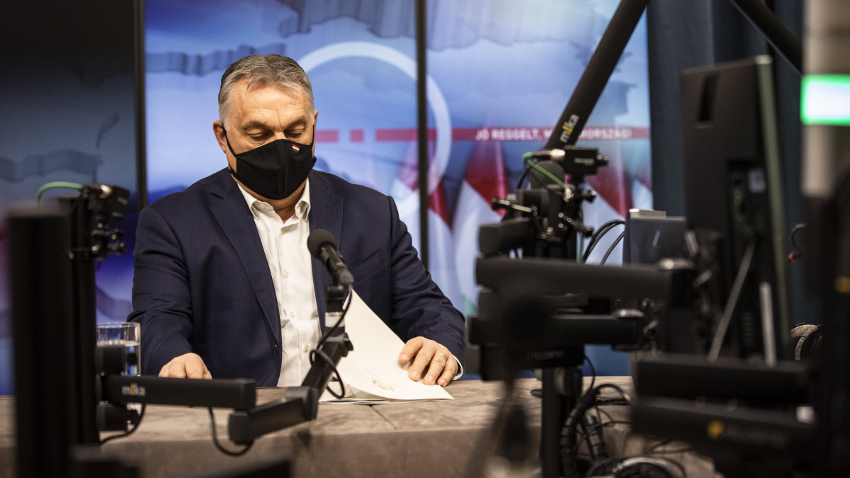 A Miniszterelnöki Sajtóiroda által közreadott képen Orbán Viktor kormányfő a Kossuth Rádió stúdiójában, ahol interjút adott a Jó reggelt, Magyarország! című műsorban 2021. március 5-én.