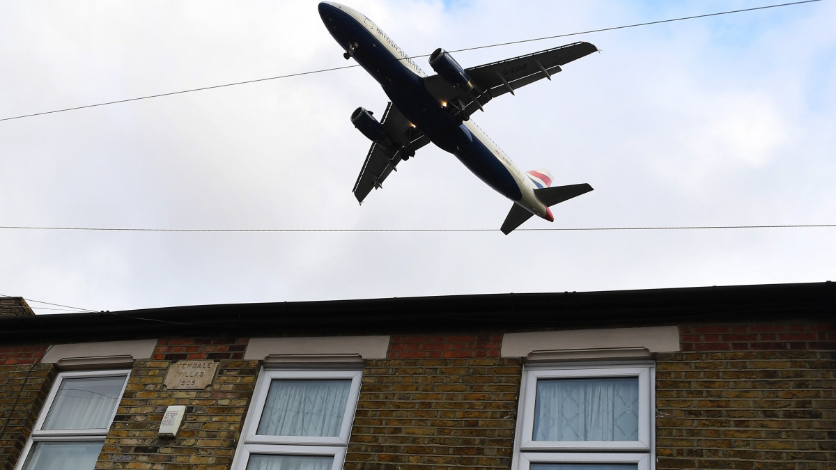 London, 2020. február 27.A 2018. június 28-i képen a British Airways brit légitársaság utasszállító repülőgépe leszállni készül a londoni Heathrow repülőtéren. 2020. február 27-én a londoni felsőbíróság fellebbviteli tanácsa helyt adott annak a fellebbezésnek, amelyet Sadiq Khan londoni polgármester, az érintett községi tanács és környezetvédő csoportok nyújtottak be a repülőtér harmadik pályájának megépítéséről hozott kormányzati döntés ellen. A végzés szerint a brit kormány figyelmen kívül hagyta azokat a kötelezettségeket, amelyeket Nagy-Britannia a károsanyag-kibocsátás csökkentésére vállalt a párizsi klímaegyezmény keretében.