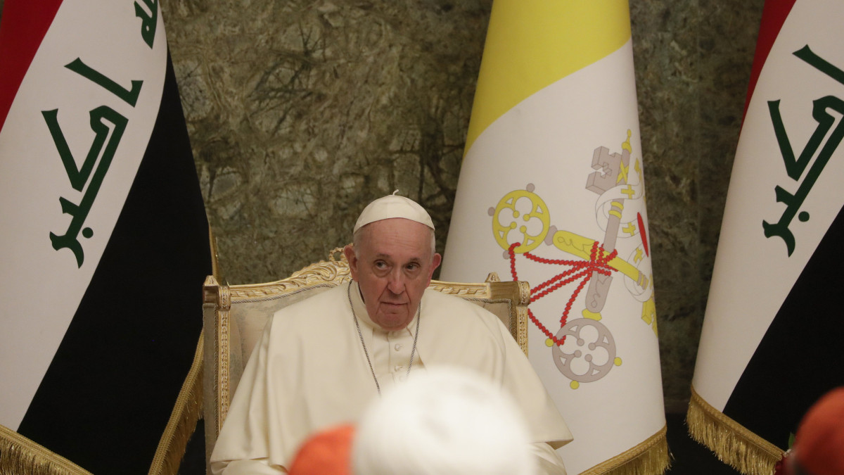 Ferenc pápa a politikai élet képviselőhez beszél a bagdadi elnöki palotában 2021. március 5-én. Ferenc pápa négynapos történelmi jelentőségű látogatásra érkezett a közel-keleti országba, ahol előtte még nem járt katolikus egyházfő.