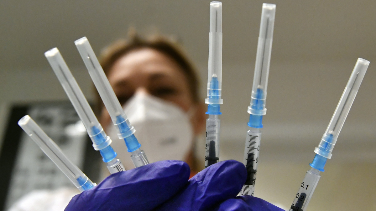 A Pfizer-BioNtech koronavírus elleni vakcinái fecskendőkben előkészítve az oltáshoz a Kiskunhalasi Semmelweis Kórház egyik oltópontján 2021. március 7-én.