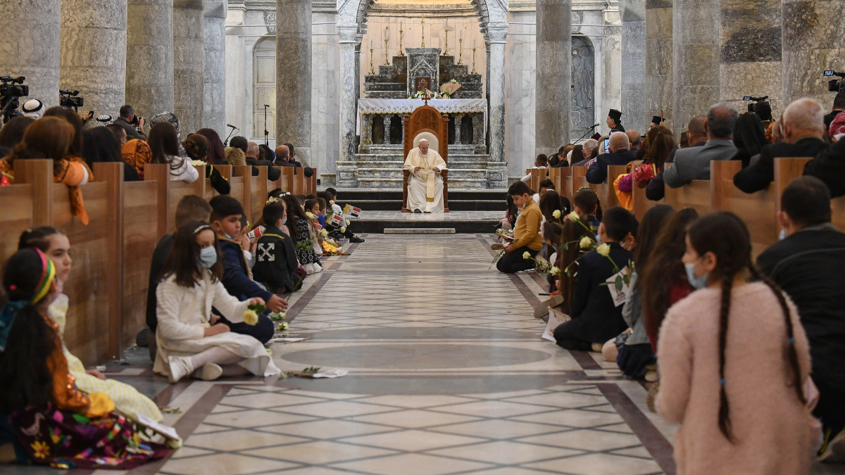 Ferenc pápa a helybeli keresztény közösség tagjaival imádkozik a kurdisztáni Karakos újjáépített Szeplőtelen Fogantatás-templomában 2021. március 7-én. Ferenc személyében az első római katolikus egyházfő keresi fel Irakot.