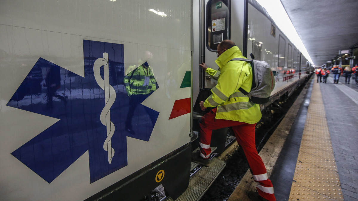 Egészségügyi dolgozó felszáll egy új, intenzív betegellátó osztályként működő vonatora a római Termini pályaudvaron 2021. március 8-án. A vonat 21 páciens ellátására alkalmas.