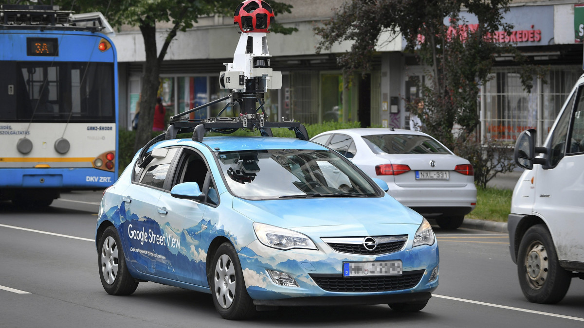 A Google autója a debreceni Csapó utcán 2018. május 18-án. A Google autói újra járják Magyarországot, hogy a Google-térkép szolgáltatása, a Street View, azaz az utcakép funkcióit frissítsék.