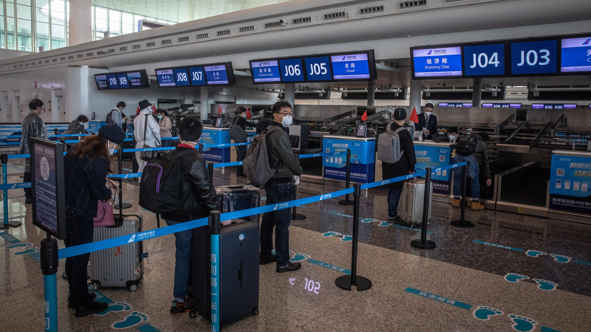 Védőmaszkos utasok a vuhani Tienho Nemzetközi Repülőtéren 2020. április 8-án, miután feloldották az új koronavírus miatt elrendelt vesztegzárat Hupej tartomány székhelyén. A koronavírus világjárványa Vuhanból indult ki.
