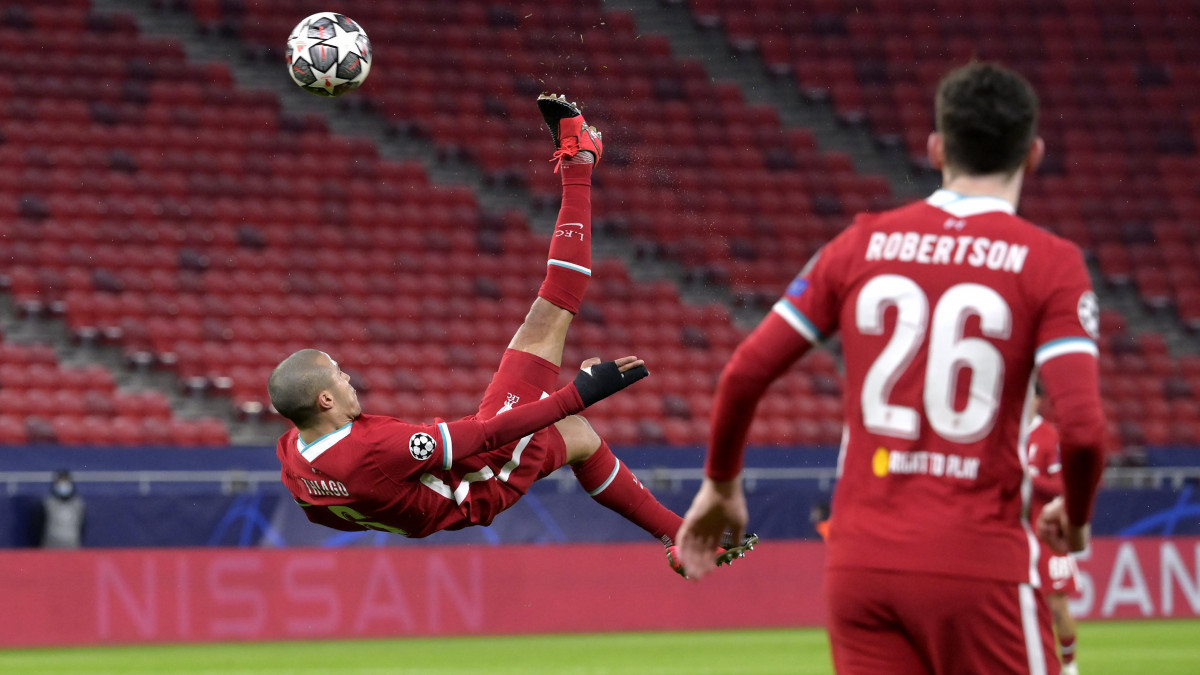Thiago Alcántara (b) és Andy Robertson, az FC Liverpool játékosai a labdarúgó Bajnokok Ligája nyolcaddöntőjében játszott FC Liverpool-RB Leipzig visszavágó mérkőzésen a Puskás Arénában 2021. március 10-én.