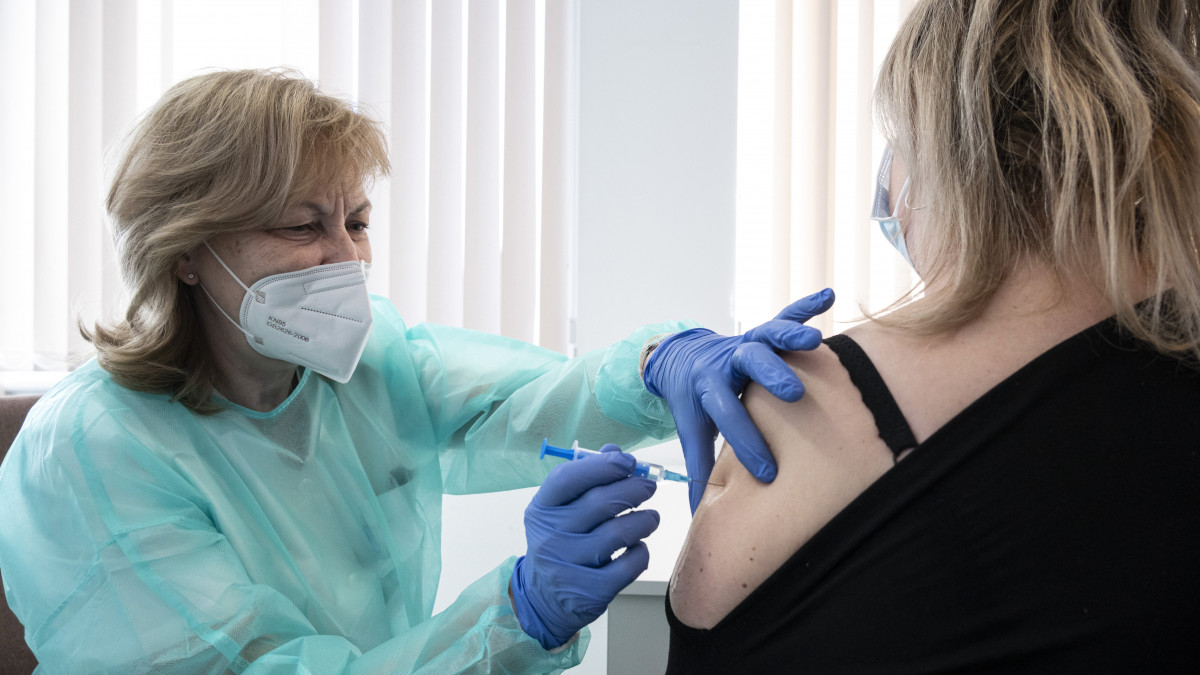 Kádár Katalin belgyógyász az AstraZeneca koronavírus elleni vakcinájával olt az Észak-Közép-budai Centrum, Új Szent János Kórház és Szakrendelő oltópontján 2021. március 11-én.