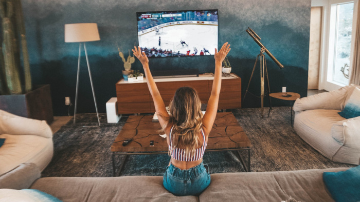 Két focimeccs, jégkorong és lósport – sport a tévében