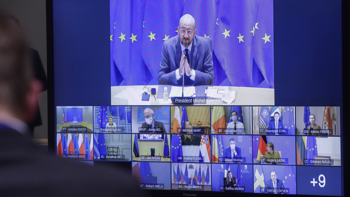 Charles Michel, az Európai Tanács elnöke (a kijelzőn felül) részt vesz az Európai Unió tagállamai vezetőinek a koronavírus-járvánnyal kapcsolatos intézkedések koordinálásáról szóló videókonferenciáján Brüsszelben 2021. január 21-én. A tanácskozáson többek között szó esik az Európai Bizottság által lekötött oltóanyagok széles körű bevezetéséről, valamint a vírus terjedésének visszaszorítását célzó eszközök alkalmazásáról.