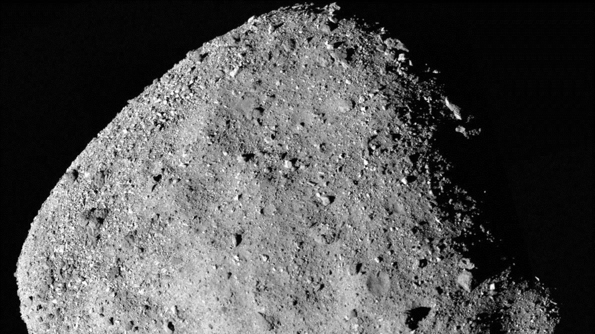 A NASA tizenkét PolyCam-felvételből összeállított mozaikképe a Bennu aszteroidáról, amelyeket az OSIRIS-Rex kisbolygókutató űrszonda készített 24 kilométer távolságra a földközeli kisbolygótól 2019. december 2-án. A szonda a tervek szerint 2020. október 21-én megérinti a Bennu felszínét, hogy abból mintát vegyen. Ez az első eset, hogy az Egyesült Államok mintát próbál begyűjteni egy aszteroida felszínéről.