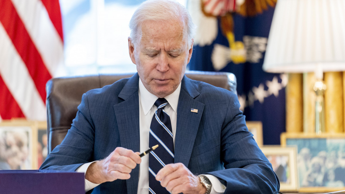 Joe Biden amerikai elnök aláírja az 1900 milliárd dolláros mentőcsomagot a washingtoni Fehér Házban 2021. március 11-én. A demokrata többségű képviselőház 220-211 arányban hagyta jóvá a republikánusok által vitatott csomagot, amelynek célja, hogy segítse a koronavírus-járvány elleni küzdelmet és a legyengült amerikai gazdaság helyreállítását.