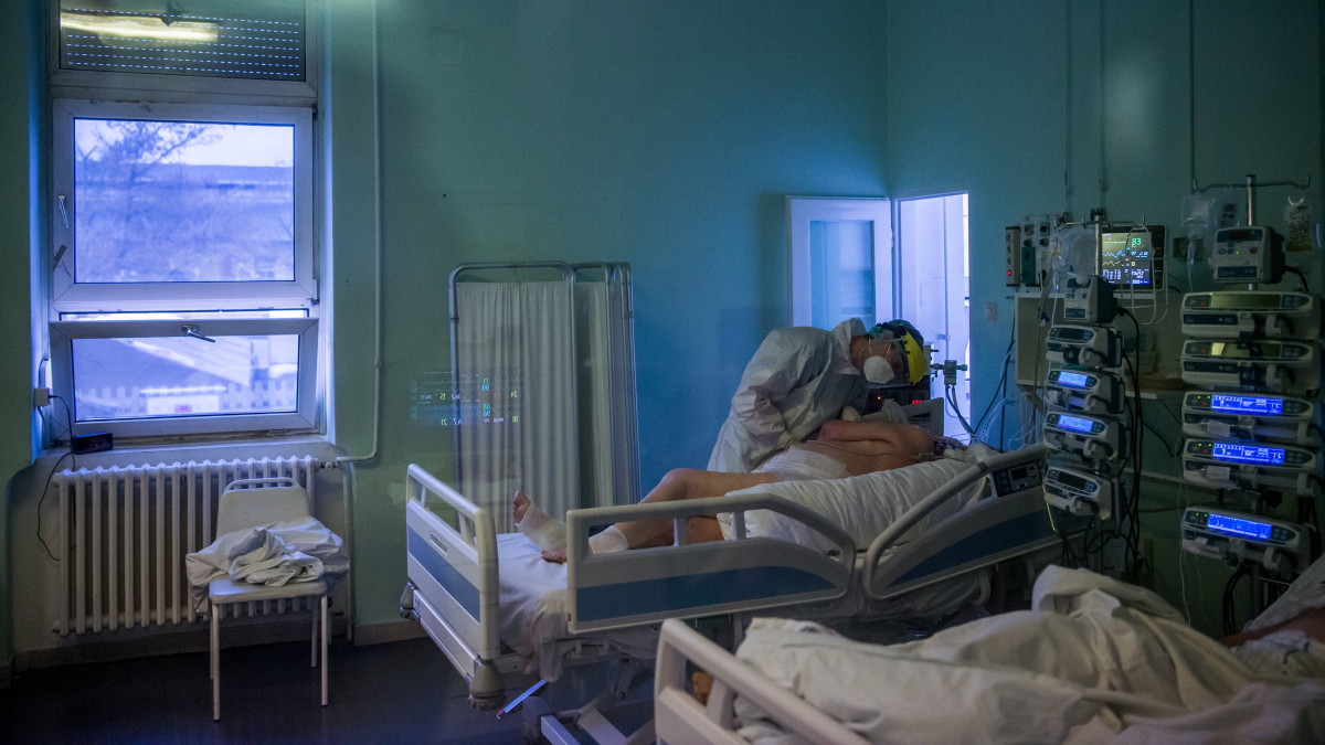 Védőfelszerelést viselő orvos a koronavírussal fertőzött betegek fogadására kialakított intenzív osztályon a Szent László Kórházban 2020. december 8-án.