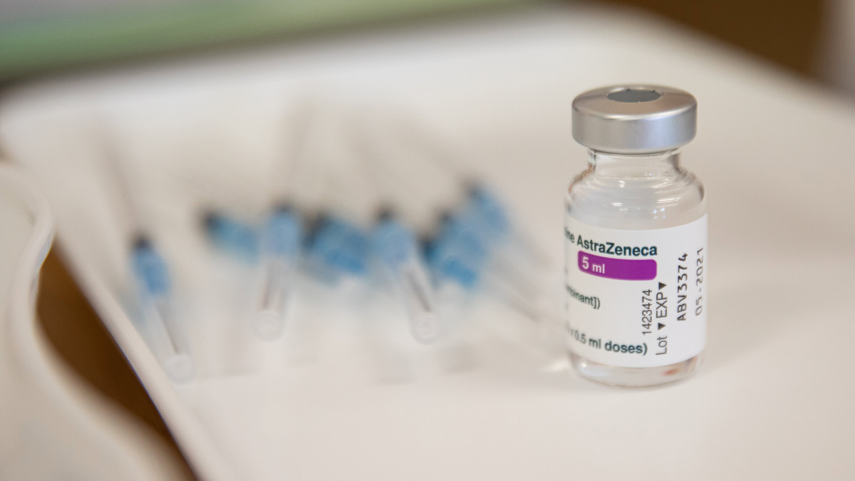 Az AstraZeneca koronavírus elleni vakcina a Szent Margit Kórház oltópontján 2021. március 13-án.
