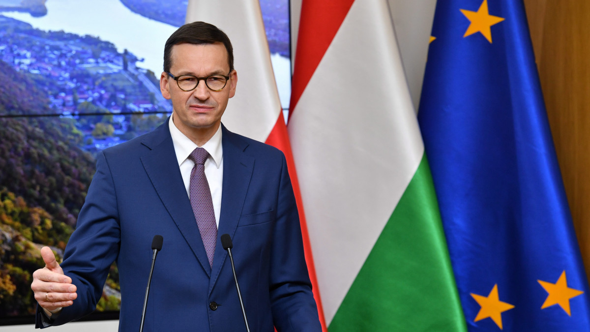 Mateusz Morawiecki lengyel miniszterelnök nyilatkozik a sajtó képviselőinek Brüsszelben, az Európai Unió állam- és kormányfőinek kétnaposra tervezett csúcsértekezletén 2020. december 10-én.