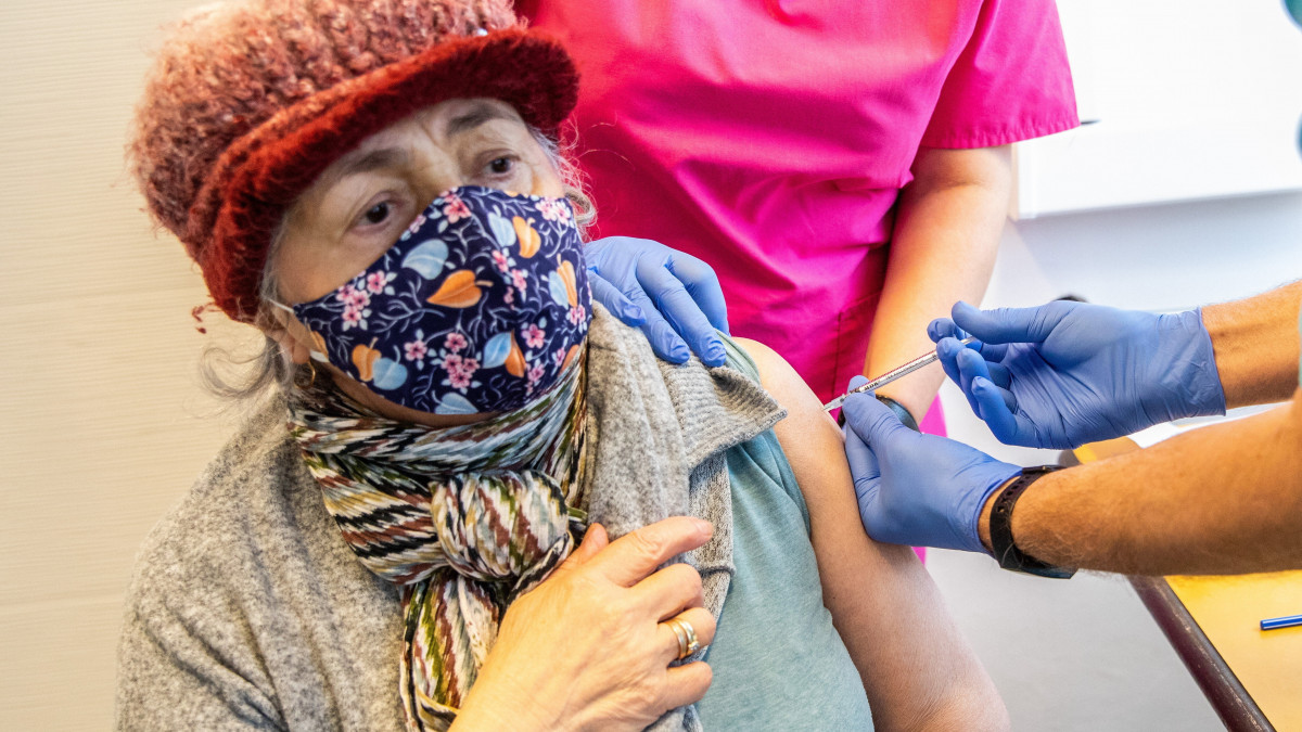 Floszberger Péter orvos beolt egy idős nőt a Pfizer-BioNTech koronavírus elleni vakcinájának első adagjával az orosházi  Dr. László Elek Kórház és Rendelőintézetben kialakított oltóponton 2021. március 16-án.