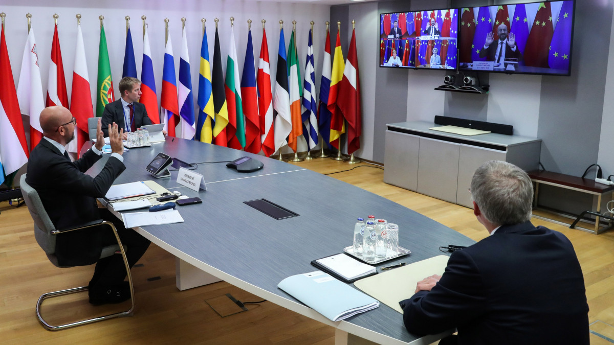 Charles Michel, az Európai Tanács elnöke (b) és Josep Borrell, az Európai Unió kül- és biztonságpolitikai főképviselője (j) Brüsszelből videokonferencia keretében folytat megbeszélést Hszi Csin-ping kínai elnökkel (a képernyőn fent, b), Angela Merkellel, az Európai Unió soros elnökségét betöltő Németország kancellárjával (lent, b) és Ursula von der Leyennel, az Európai Bizottság elnökével (lent, j) 2020. szeptember 14-én. Erre a napra tervezték az EU és Kína csúcstalálkozóját Lipcsében, de a koronavírus-járvány miatt elnapolták, és most a vezetők videokonferencián tárgyalnak egymással.