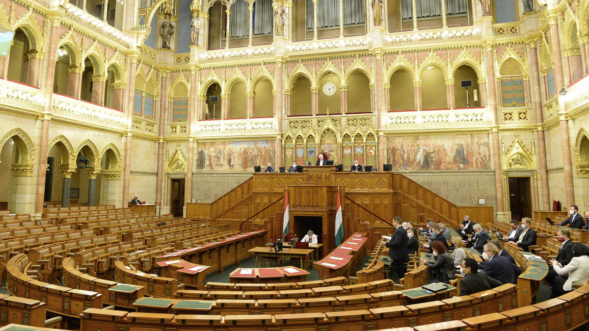 Az Országgyűlés rendkívüli ülése 2021. március 17-én. A kormánypártok távolléte miatt határozatképtelen volt az ellenzék által kezdeményezett rendkívüli ülés, amelyet a rendes ülésnapot követően tartottak, így csak a napirend előtti felszólalások hangozhattak el. A kormány sem képviseltette magát a tanácskozáson, amelyen az ellenzéki frakciók a koronavírus-járvány kormányzati kezeléséről vitáztak volna.