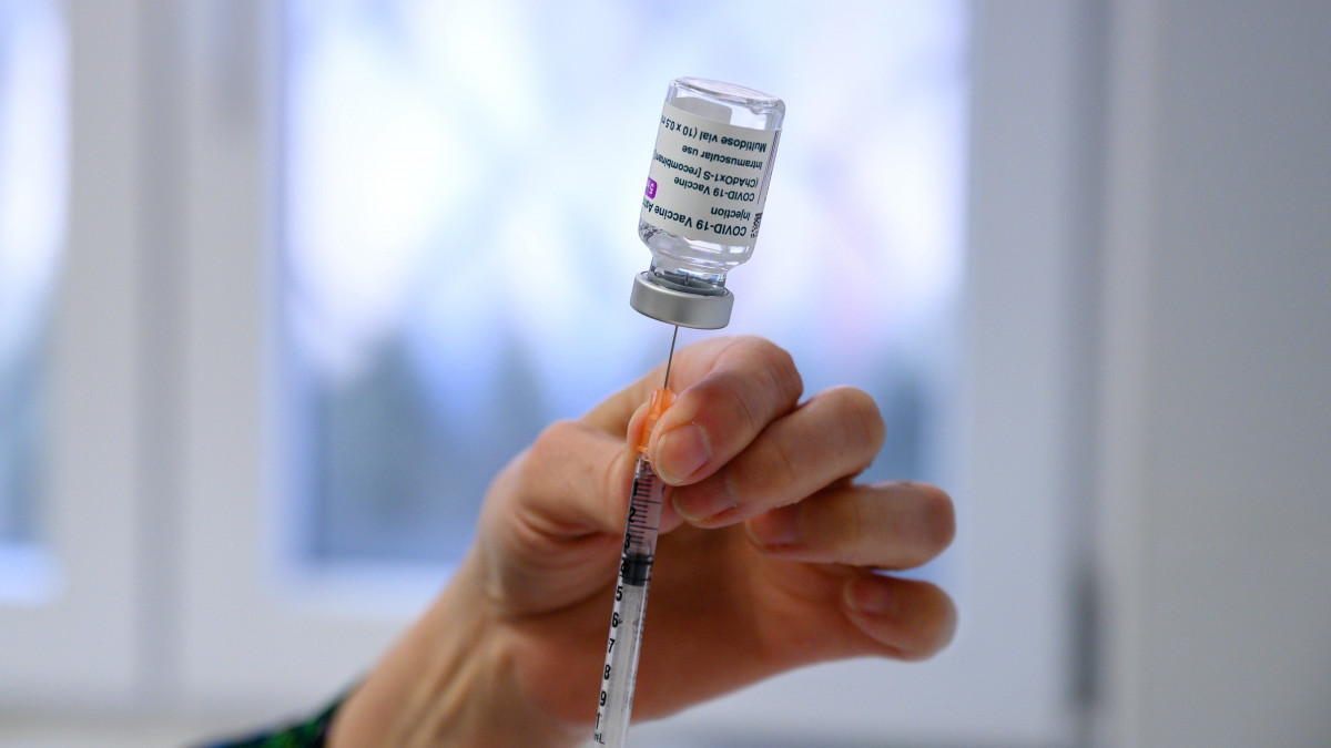 Neumann-Mészáros Melinda székesfehérvári háziorvos oltáshoz készíti elő az AstraZeneca koronavírus elleni vakcináját Esze Tamás utcai rendelőjében 2021. március 17-én.