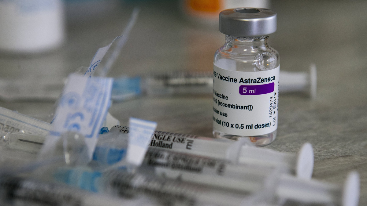 AstraZeneca koronavírus elleni védőoltás második adagjai oltáshoz előkészítve Kasza Beáta háziorvos kunszállási rendelőjében 2021. március 18-án.