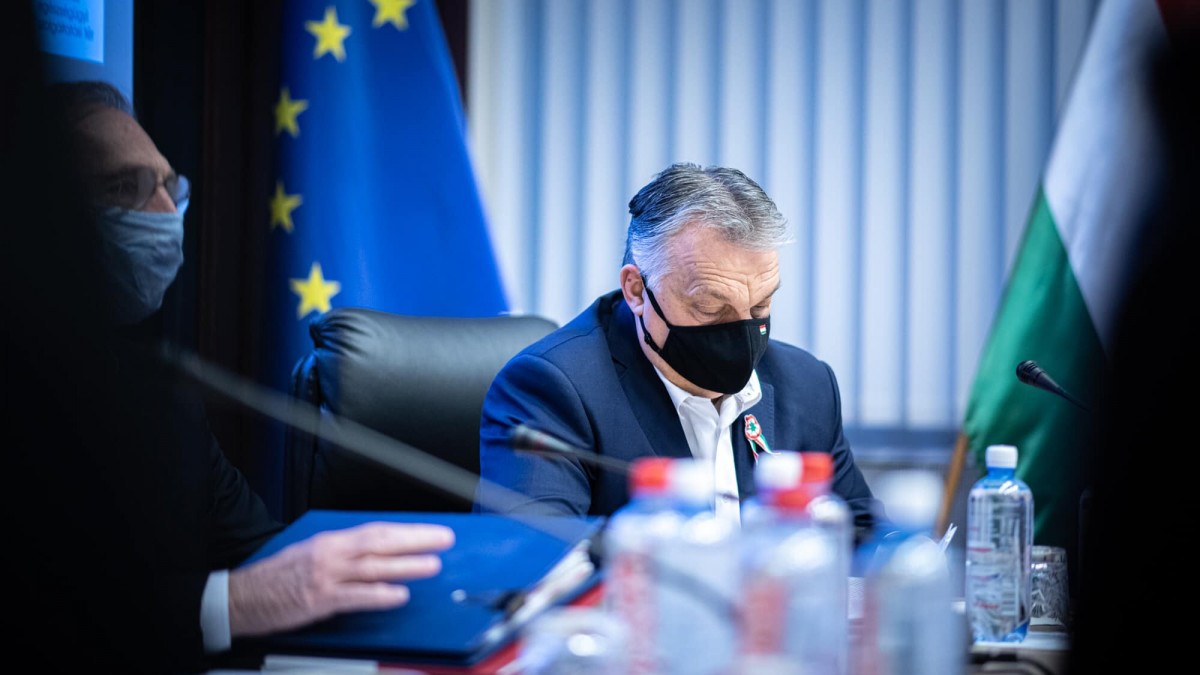 Elkezdődött a kulcsfontosságú ülés, hamarosan bejelentéseket tesz Orbán Viktor