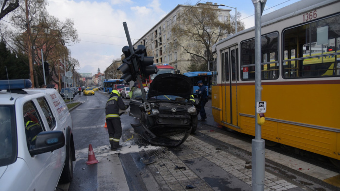 Villamos ütközött autóval a Fehérvári úton – fotók