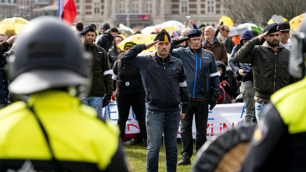 Tüntetők a koronavírus-járvány miatt bevezetett korlátozó intézkedések miatt tiltakoznak Amszterdamban 2021. március 20-án.
