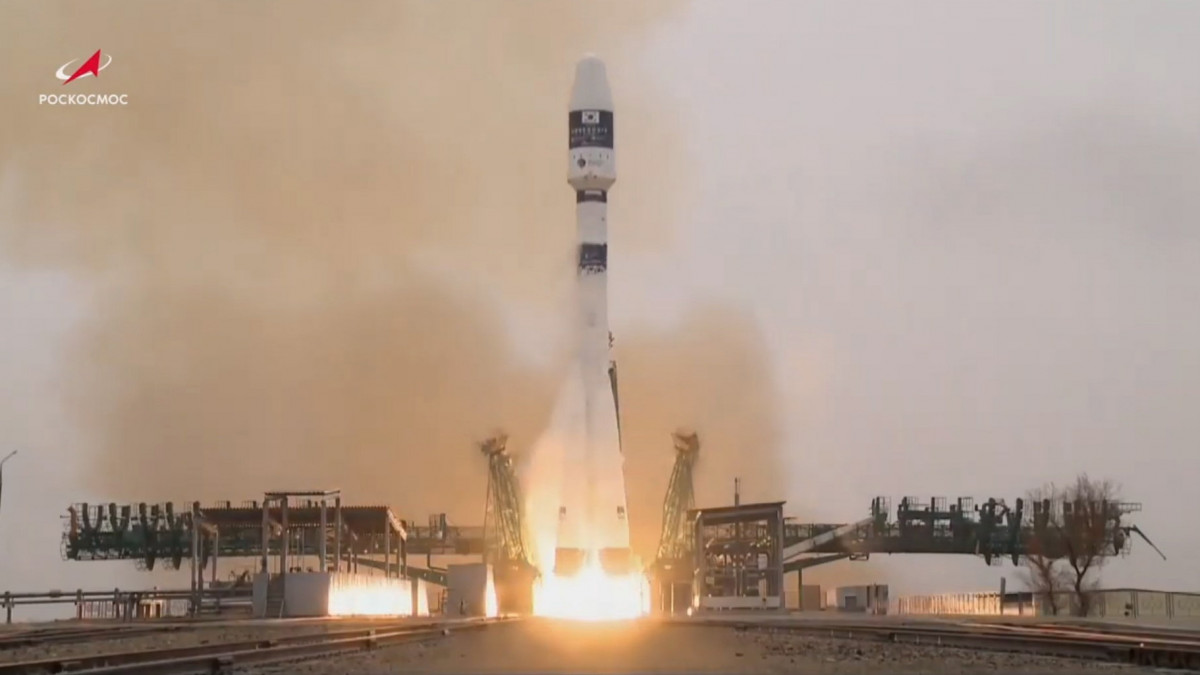 A Roszkozmosz Orosz Szövetségi Űrügynökség által közreadott képen fellövik a dél-koreai CAS500-1 optikai földmegfigyelő műholdat és különböző országok, köztük Magyarország 37 kisebb műholdját szállító, a Fregat végfokozattal felszerelt Szojuz-2.1b típusú orosz hordozórakétát a bajkonuri űrközpontból 2021. március 22-én.